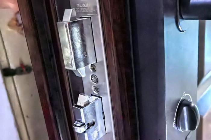 王力防盗门自弹锁体锁芯卡住了怎么办